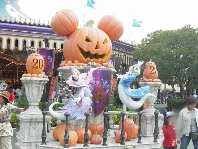 2003年 東京ディズニーランド ハロウィーンなんだか、うきうきするような飾り付けがパーク内に施されているのはハロウィーンならでは。回転木馬アトラクション、キャスルカルーセルの前に飾られたかぼちゃミッキー！ この前で写真を撮る人達で行列が出来てました。