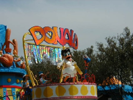 ディズニーのキャラクターの中でスーパースターと言えば、ミッキーマウス。１９９９月４月１５日に突然、東京ディズニーランドにミッキーを押しのけなんと６ヶ月間もスーパースターの座を奪い取ったキャラクターが出現しました。